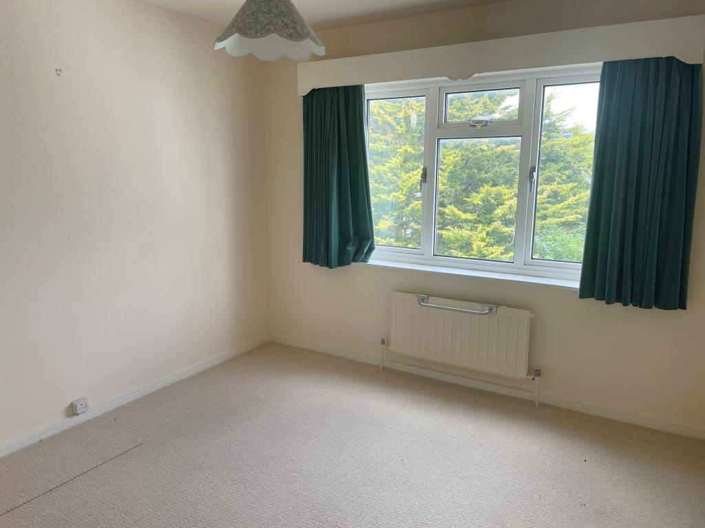 Lot: 156 - TWO-BEDROOM FLAT WITH SEA VIEWS - Second bedroom with views of town